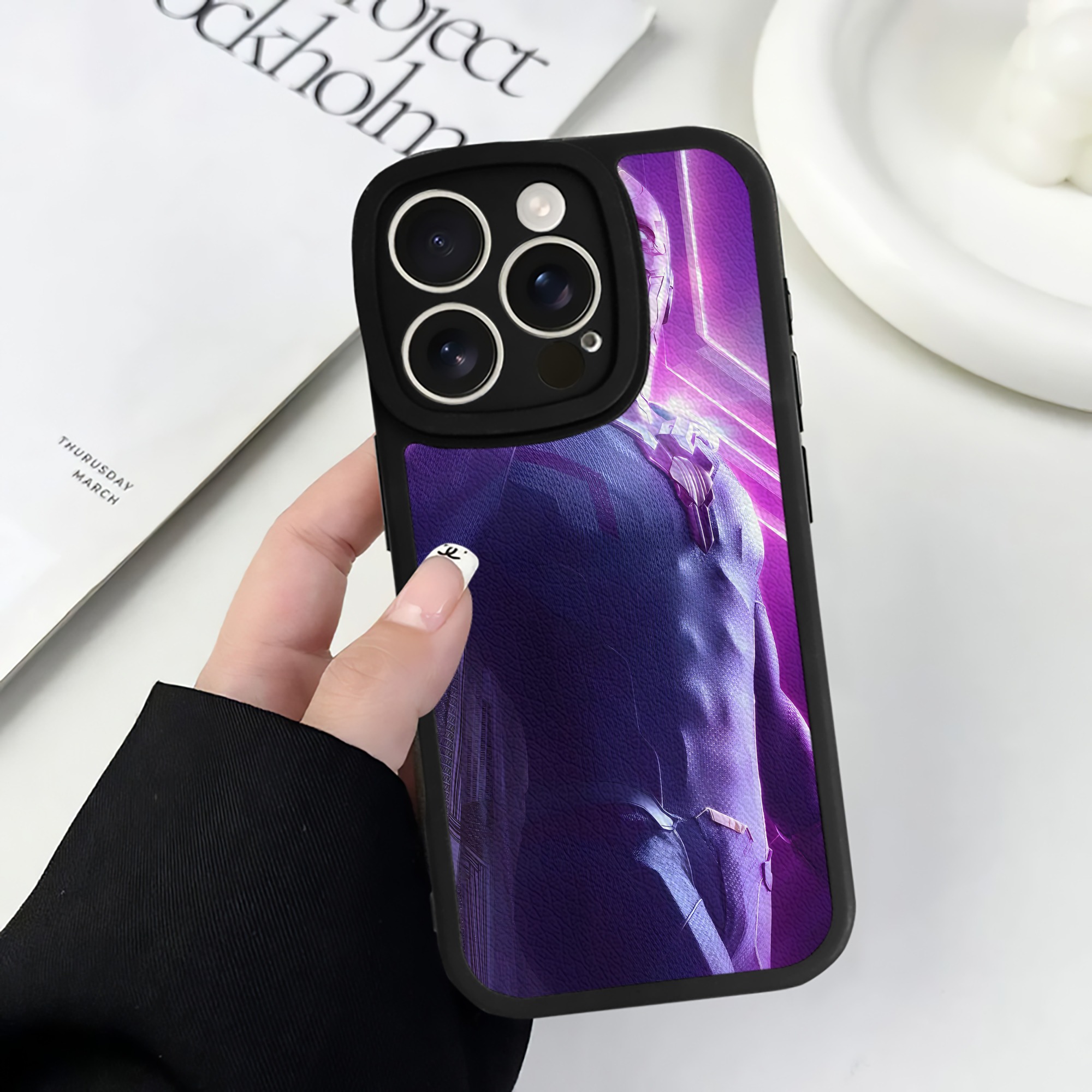（画像用） アベンジャーズ The Avengers 【iPhone 16シリーズ対応】シリコンスマホケース（レザー調） 材質：シリコン